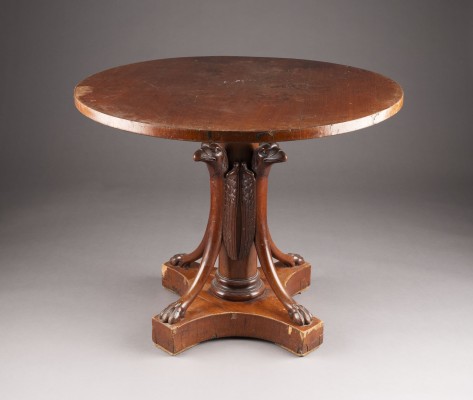 Auction <br>SELTENER ESSTISCH MIT GREIFEN-FUSS