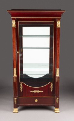 Auktion <br>GROSSER SIGNIERTER VITRINENSCHRANK IM EMPIRE-STIL