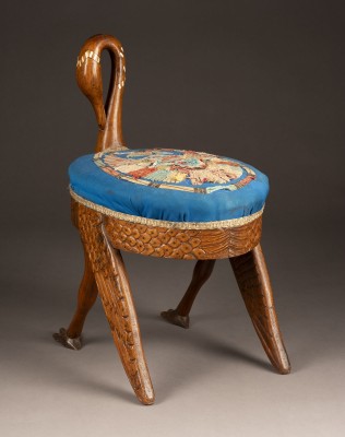 Bild HOCKER MIT SCHWANENFIGUR IM ÄGYPTISCHEN STIL