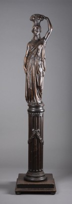 Auktion <br>GROSSE SÄULE MIT ANTIKER FRAUENFIGUR