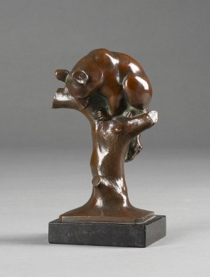 Auction <br>BÄRENJUNGES AUF EINEM BAUMSTAMM