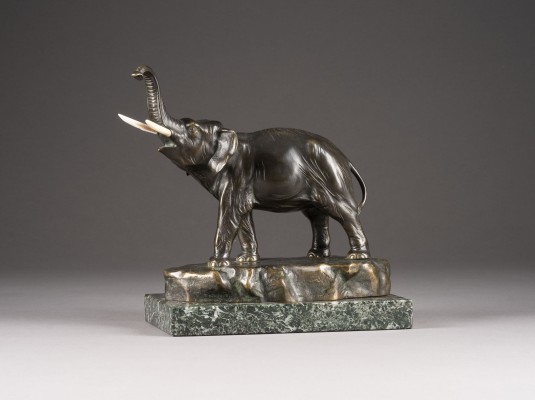 Auktion <br>Schreitender Elefant