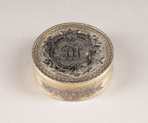 Auction <br>A SILVER-GILT AND NIELLO SNUFF BOX WITH MONOGRAM