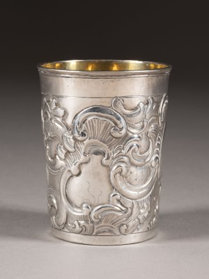 Auktion <br>BECHER MIT ROCAILLENDEKOR