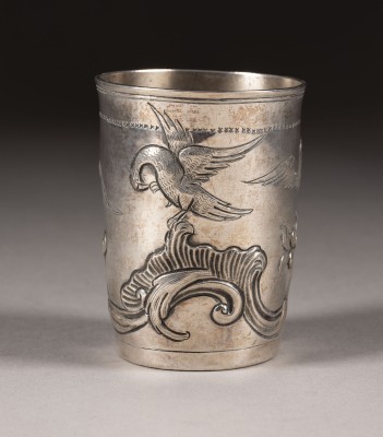 Auktion <br>BECHER MIT ADLER-DEKOR