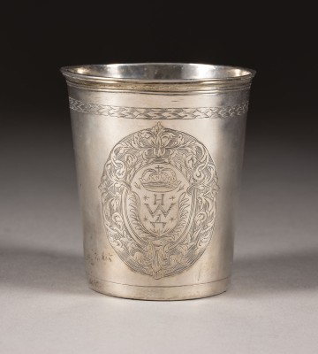 Auktion <br>BECHER MIT WAPPEN-GRAVUR