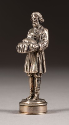 Auktion <br>MASSIVE FIGUR EINES BAUERN MIT BROT UND SALZ