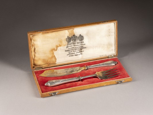 Auction <br>A TWO PIECE SERVING CUTLERY WITHIN ORIGINAL FITTED CASE