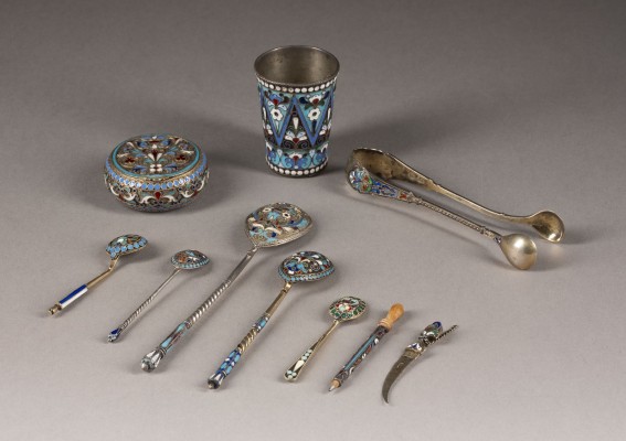 Bild SAMMLUNG VON ZEHN CLOISONNÉ-EMAIL-OBJEKTEN: LÖFFEL, DOSE, BECHER UND ZUCKERZANGE