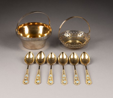 Picture ZWEI HENKELKÖRBE UND SECHS CLOISONNÉ-EMAIL-LÖFFEL