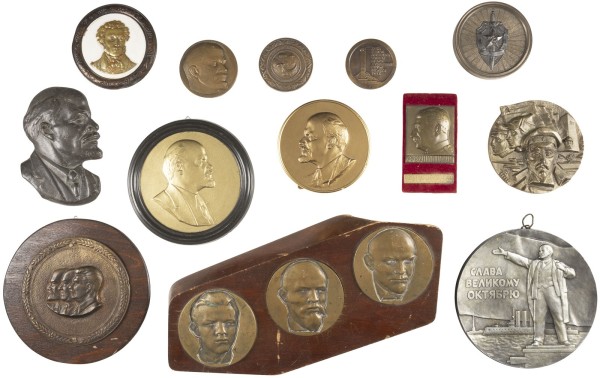 Auktion <br>SAMMLUNG VON 15 SOWJETISCHEN MEDAILLEN UND ZWEI RELIEFS
