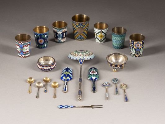 Bild SAMMLUNG VON 20 CLOISONNÉ-EMAIL-OBJEKTEN: BECHER, LÖFFEL UND SALIÈREN