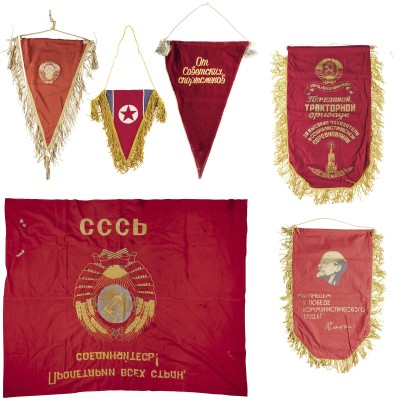 Auktion <br>SOWJETISCHE FLAGGE UND FÜNF WIMPEL