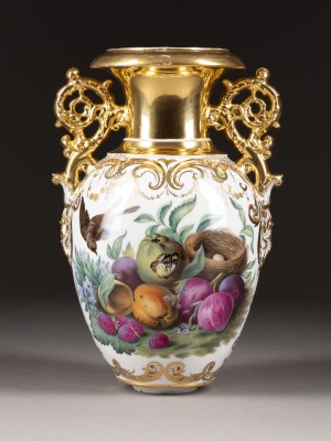 Auktion <br>VASE MIT OBSTMALEREI