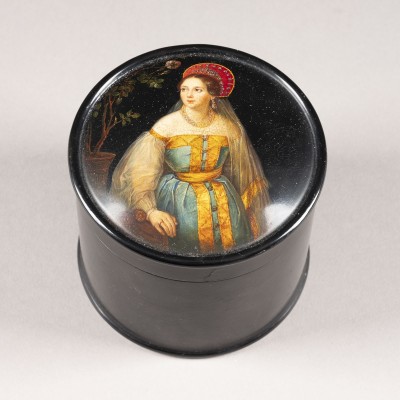 Auction <br>A PAPIER-MACHÉ AND LACQUER BOX WITH A NOBLE LADY