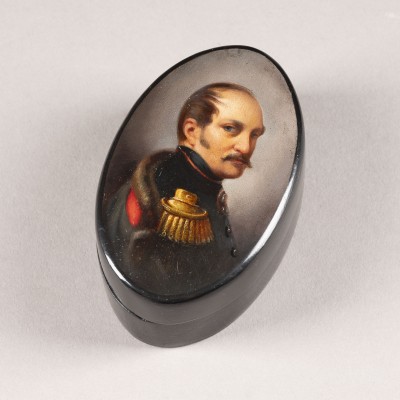 Auction <br>A PAPIER-MACHÉ AND LACQUER SNUFF BOX WITH THE PORTRAIT OF ALEXANDER II