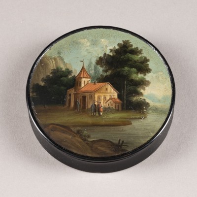Auction <br>A PAPIER-MACHÉ AND LACQUER SNUFF BOX 'THE CASTLE OF CODESBURE'