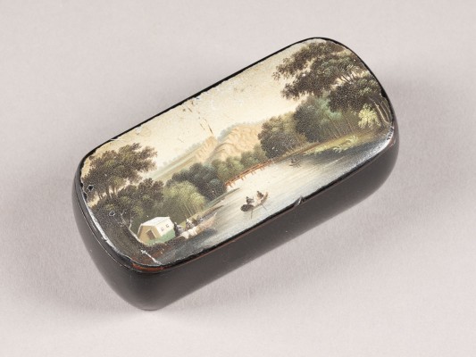 Auction <br>A PAPIER-MACHÉ AND LACQUER SNUFF BOX WITH LANDSCAPE