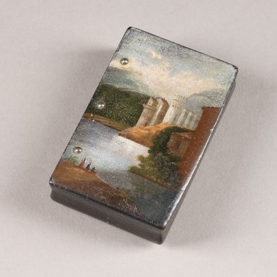 Auktion <br>SCHNUPFTABAK-ETUI MIT BURGANSICHT