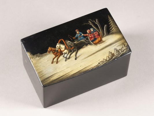 Auction <br>A PAPIER-MACHÉ AND LACQUER BOX WITH A WINTER TROIKA