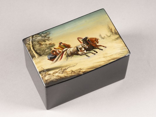 Auction <br>A PAPIER-MACHÉ AND LACQUER BOX WITH TROIKA
