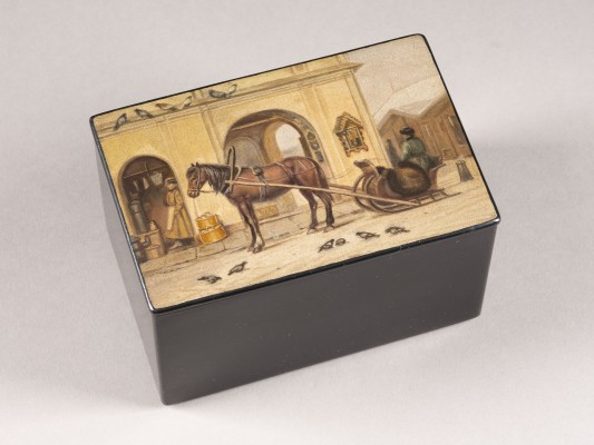 Auction <br>A PAPIER-MACHÉ AND LACQUER BOX WITH A HORSE-DRAWN SLEIGH