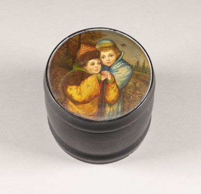 Auction <br>A PAPIER-MACHÉ AND LACQUER TEA CADDY 'THE BOYARS' CHILDREN'