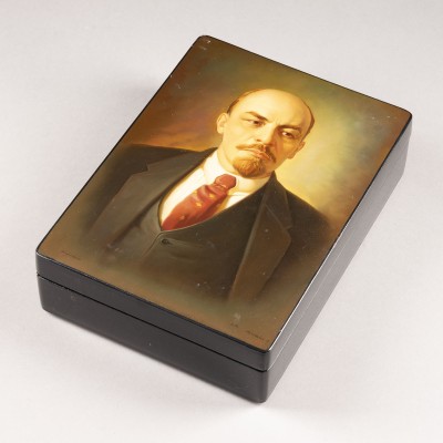 Auktion <br>GROSSE LACK-SCHATULLE MIT LENIN