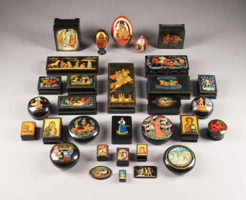 Bild 31-TEILIGE SAMMLUNG VON BROSCHEN, EIERN UND DOSEN