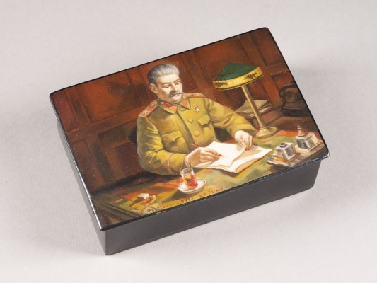 Bild LACKDOSE MIT DEM PORTRÄT STALINS NACH DMITRIY NALBANDYAN