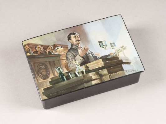 Bild LACKDOSE MIT STALIN AM REDNERPULT