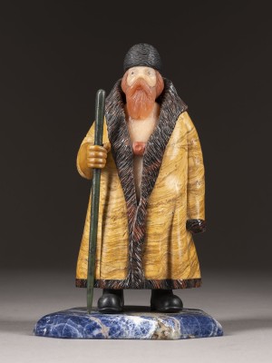 Bild STEIN-FIGUR EINES MANNES IM PELZMANTEL MIT STOCK