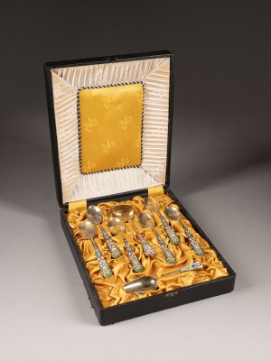 Auktion <br>ACHTTEILIGES CLOISONNÉ-EMAIL-TEE-BESTECK