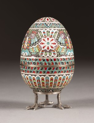 Auktion <br>CLOISONNÉ-EMAIL-EI MIT HAHN-MOTIVEN AUF STÄNDER