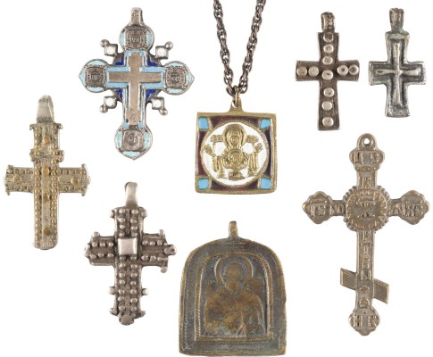 Bild ZWEI BRONZE-IKONEN MIT DER GOTTESMUTTER DES ZEICHENS (ZNAMENIE) UND DEM HEILIGEN NIKOLAUS VON MYRA UND SECHS BRUST-KREUZE