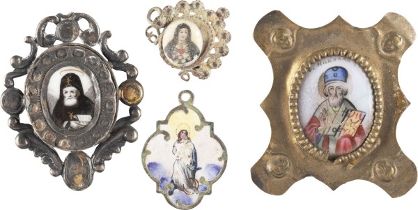 Picture DREI MINIATUR-FINIFTI UND ANHÄNGER MIT DER MONDISCHEL-MADONNA