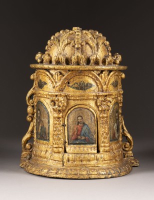 Auktion <br>SELTENER TABERNAKEL MIT CHRISTUS PANTOKRATOR FLANKIERT VON JOHANNES CHRYSOSTOMUS UND BASILIUS DEM GROSSEN