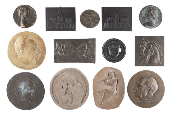 Bild KONVOLUT AUS 13 GEDENK- UND PORTRAITPLAKETTEN