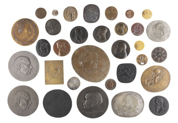 Bild KONVOLUT AUS 32 GEDENKPLAKETTEN