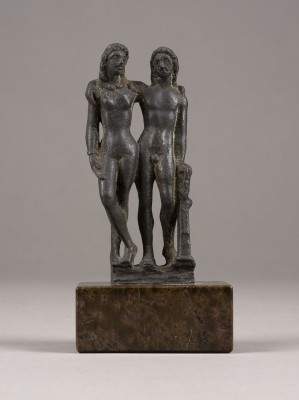 Auction <br>DOPPELSTATUETTE 'SICH UMARMENDES PAAR'