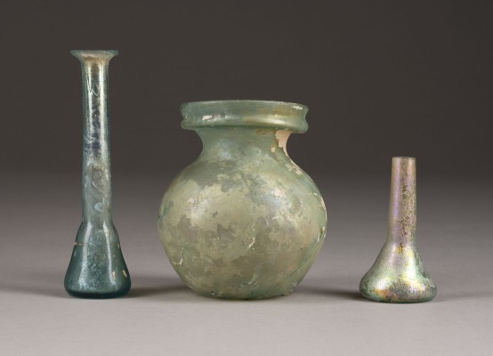 Auktion <br>KONVOLUT VON EINER VASE UND ZWEI BALSAMARIEN