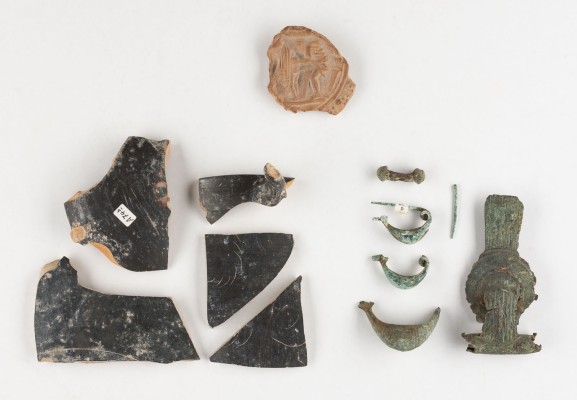 Auction <br>KONVOLUT VON SCHERBEN UND KLEINFRAGMENTE