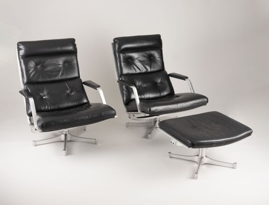Auction <br>PAAR SESSEL / LOUNGE CHAIRS UND EIN FUSSHOCKER MODELL 'FK 85'
