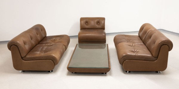 Auktion <br>MODULARE LEDER SITZGRUPPE: SESSEL, SOFAS UND COUCHTISCH