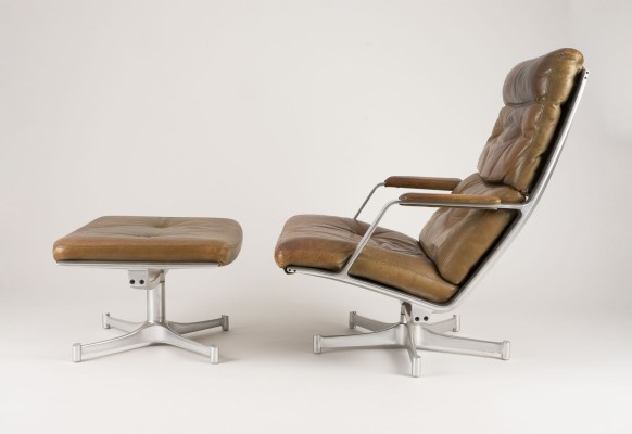 Auktion <br>LOUNGE CHAIR / SESSEL UND FUSSHOCKER MODELL 'FK 85'