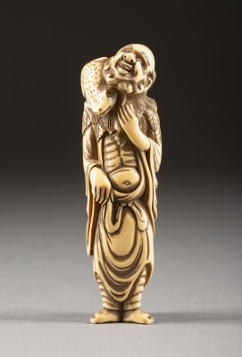 Auction <br>EIN GESCHNITZTES NETSUKE DES GAMA-SENNINS AUS ELFENBEIN
