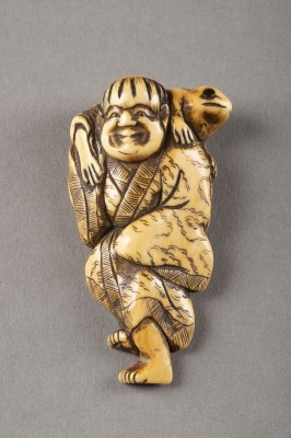 Auktion <br>EIN GESCHNITZTES NETSUKE DES GAMA-SENNINS AUS ELFENBEIN