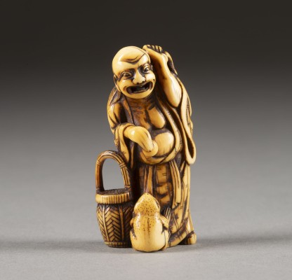 Auction <br>EIN FEINES GESCHNITZTES NETSUKE DES GAMA-SENNINS AUS ELFENBEIN
