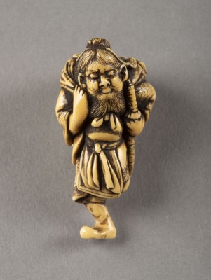 Auktion <br>EIN FEINES GESCHNITZTES NETSUKE VON SHOKI UND ONI AUS ELFENBEIN