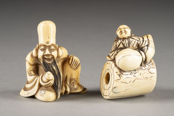 Auktion <br>EIN NETSUKE VON FUKUROKUJU UND EIN NETSUKE EINES SENNINS AUF BAUMSTAMM AUS ELFENBEIN